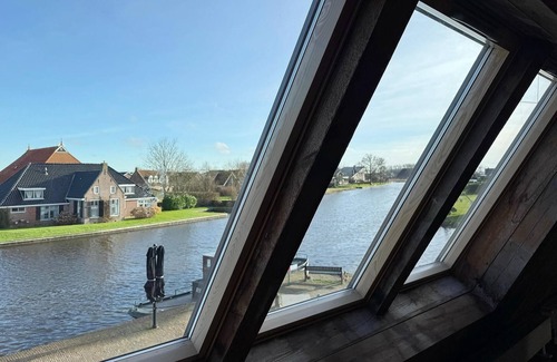 Woudsend House | Farm in Woudsend, Friesland, with bar and jetty