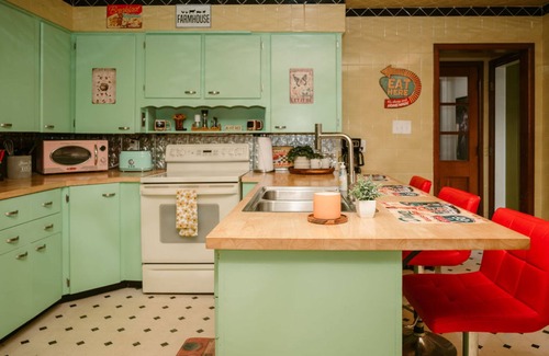 West Newton Apartment | Farm Ranch Huge Hot tub Retro Solar 15 Downtown