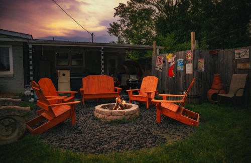 West Newton Apartment | Farm Ranch Huge Hot tub Retro Solar 15 Downtown