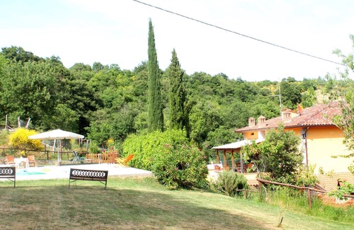 Pieve di Chio Villa | Farmhouse divided into two independent apartments, with private pool and Wi-Fi access. Panoramic and