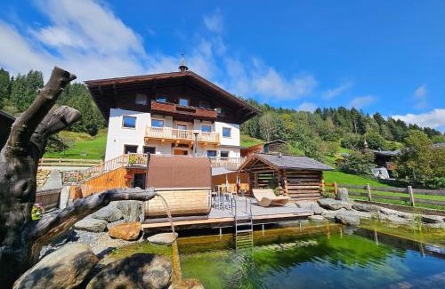 Bramberg am Wildkogel House | Farmhouse in Bramberg with Natural Pond, cleaning included