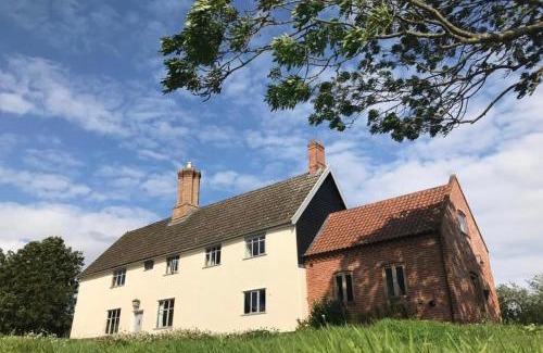 Harleston House | Farmhouse in Suffolk with wild swimming & hot tub