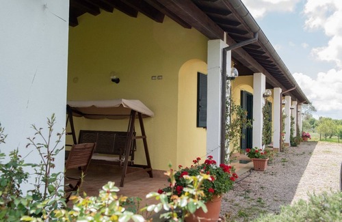 Marta Other | Farmhouse "Life is beautiful," surrounded by greenery and one km from the center of Marta.