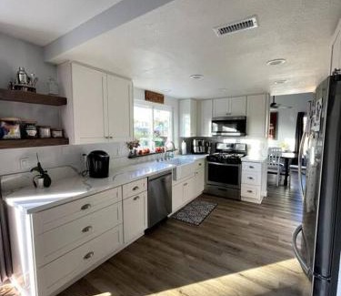 Vista House | Farmhouse, Modern Kitchen, Yard