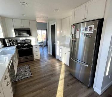 Vista House | Farmhouse, Modern Kitchen, Yard