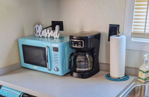 Farmington Hills Apartment | Farmington Hills Tiny Home Workspace + Parking
