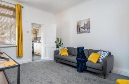 Goole Apartment | Fascinating 4 Bedroom House in Sicily with Free Street Parking