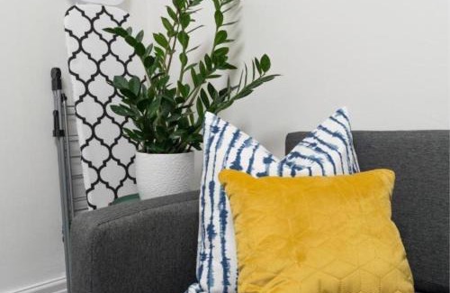 Goole Apartment | Fascinating 4 Bedroom House in Sicily with Free Street Parking
