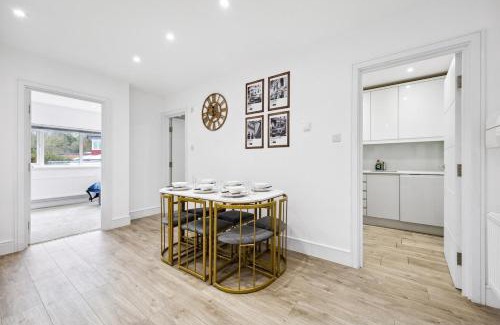 West Hendon Apartment | Fashion is Art - 2BR - Sleeps 5 - parking
