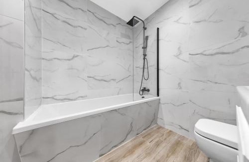 West Hendon Apartment | Fashion is Art - 2BR - Sleeps 5 - parking