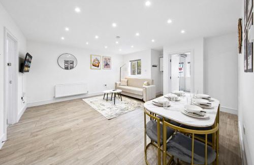 West Hendon Apartment | Fashion is Art - 2BR - Sleeps 5 - parking