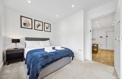 West Hendon Apartment | Fashion is Art - 2BR - Sleeps 5 - parking