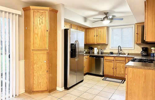 Fox Valley House | Fast Wi-Fi/Comfy beds/Free parking/3bdr house/4TVsn