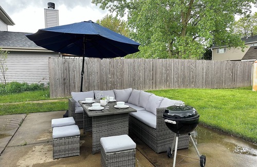 Fox Valley House | Fast Wi-Fi/Comfy beds/Free parking/3bdr house/4TVsn