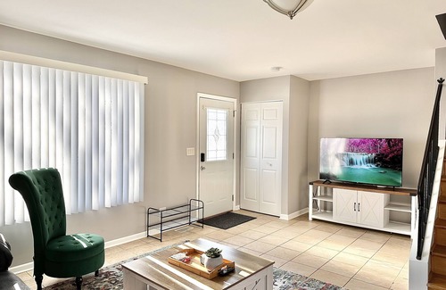 Fox Valley House | Fast Wi-Fi/Comfy beds/Free parking/3bdr house/4TVsn