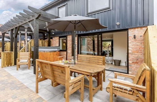 Bishampton Cottage | Fawn Cottage- disabled adapted - 3 bed - hot tub