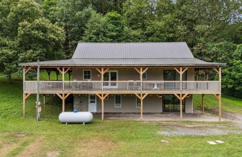Brush Valley House | Fawn Hollow Retreat, King bed, game room, BBQ