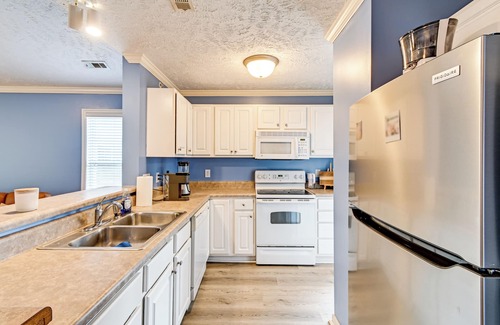 Westover Condo | Fayetteville Autumn Escape: Lake Views + Home Gym