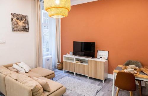 Csarnok negyed Apartment | Fecske DeLux Downtown with parking