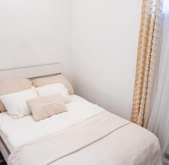 Csarnok negyed Apartment | Fecske DeLux Downtown with parking