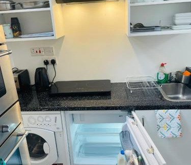 Oldbury Apartment | Femros Cosy one bed apt,12mins to Birmingham city ctr