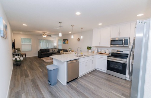 Northside House | Fenced Haven Between Jax Airport & Ocean Beach