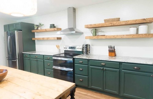 Wade Hampton House | Fenced In|10 Min To DT|Sleeps 14|Walk In Shower