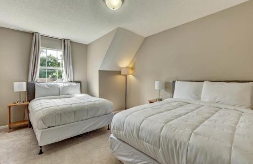 Savannah House | Fenced Yard w Pool! Laurelwood Lodging