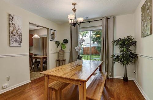 Savannah House | Fenced Yard w Pool! Laurelwood Lodging
