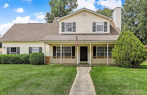Savannah House | Fenced Yard w Pool! Laurelwood Lodging