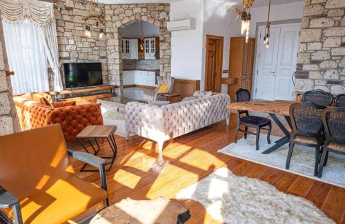 Cesme Villa | Fener burnunda Denize sıfır orjinaltaş malikane