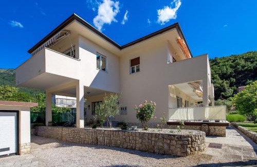 Obrs Apartment | Ferienapartment mit Terrasse für sechs Personen