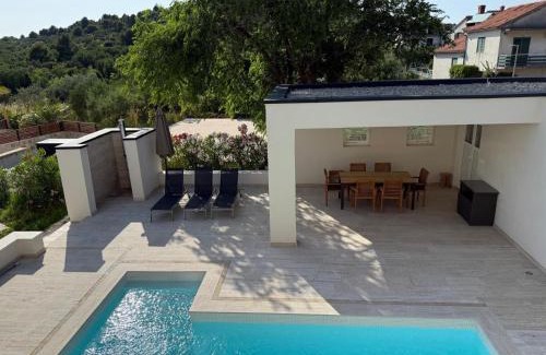 Murter House | Ferienhaus FILI Insel Murter mit privaten Pool und großer Terrasse