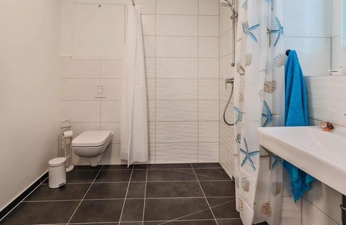 Garz Apartment | Ferienwohnung in Ruhiger Lage für bis zu 6 Personen, mit Terrasse, Kostenfreier Sauna, , Stellplatz