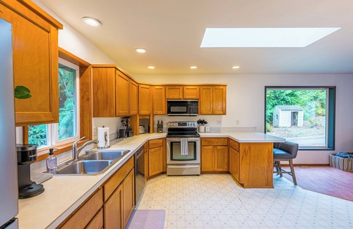 Adelma Beach House | Fern House Rustic Modern Hiking Base Sequim