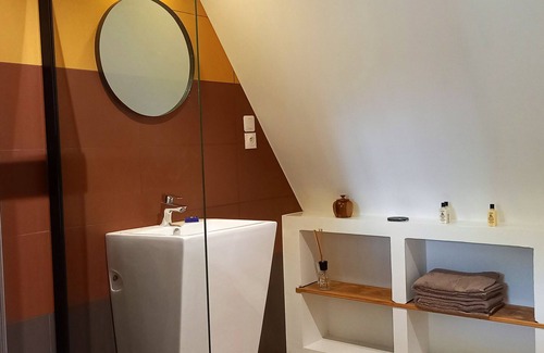 Angiens Bed & Breakfast | Fern room at Maison Silleron. Breakfast included. 5*