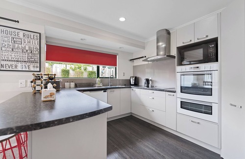 Welcome Bay House | Fernwood Escape - Tauranga Holiday Home