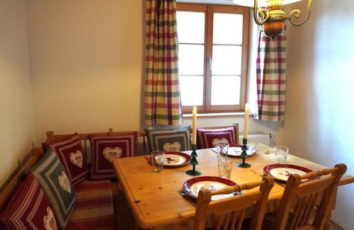 Wort Apartment | FeWo BergZeit auf 1000 m Höhe mit Balkon, Parkplatz, WLAN, Küche