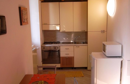 Luino Apartment | FeWo Luino Loft: Historic Charm, 100m to Lake & Swiss Gateway.