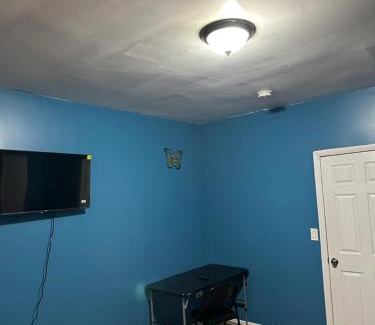 Newark House | Fidelia Garnet Room, Queen Bed Minutes from Newark Liberty International Airport and Newark Penn Station