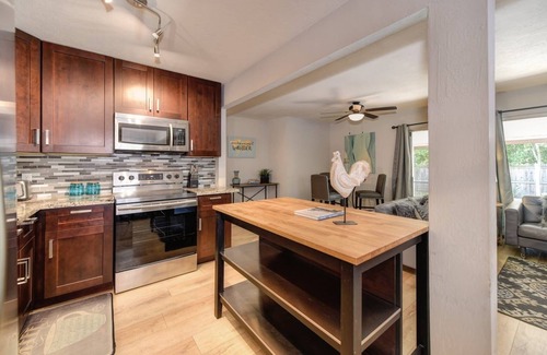 Southeastern Sacramento House | FieldOnBlue Large Yard Grill, Garage, close to Downtown, Golden One, UC Davis