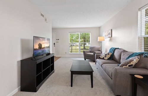 Westfield House | Fieldstone Retreat - Minutes from Grand Park!