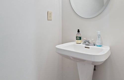 Westfield House | Fieldstone Retreat - Minutes from Grand Park!
