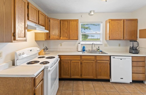 Westfield House | Fieldstone Retreat - Minutes from Grand Park!