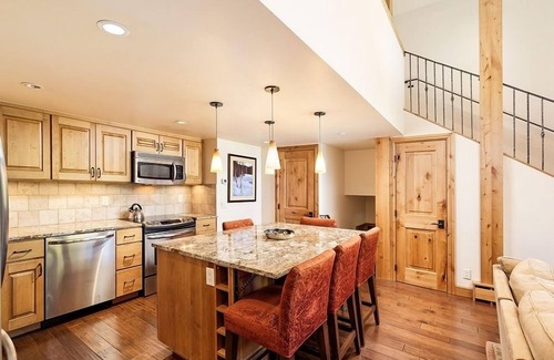 Aspen Condo | Fifth Avenue Unit 202 | 2 Bedroom + Loft Condo, Huge Windows & Views. 2 Blocks to Skiing!