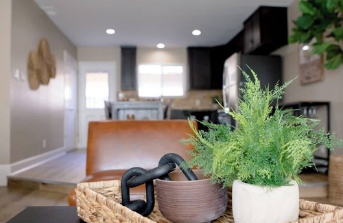 Raisin Apartment | Fig Garden Casita A- Trendy 2 Bedroom