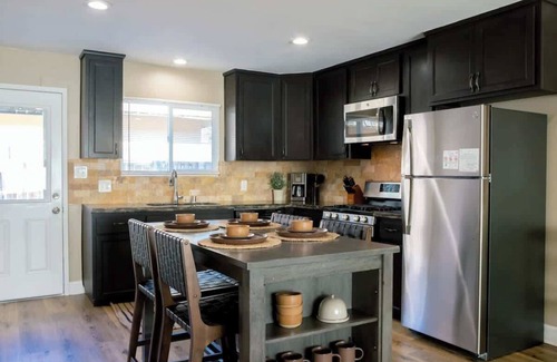 Raisin Apartment | Fig Garden Casita A- Trendy 2 Bedroom