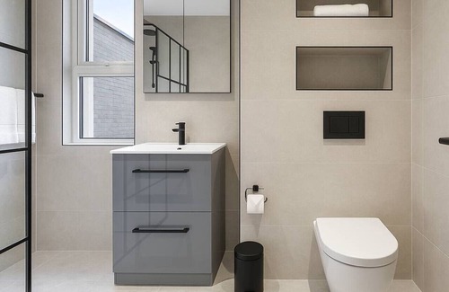 West Finchley Apartment | Finchley Penthouse | Sleeps 8 | Free Parking | LDN