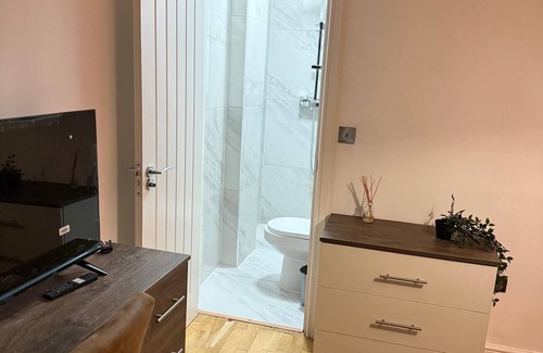 West Finchley Apartment | Finchley Unique home