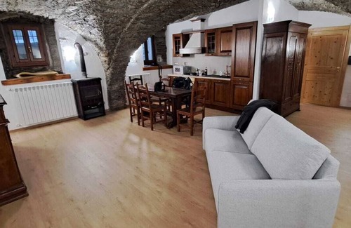 Soucheres-Basses Apartment | Finely renovated two-room apartment with typical stone vaults.